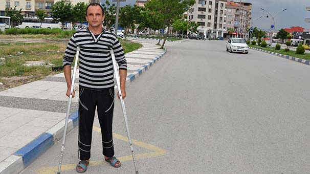 Manisa'da kendisine çarpan sürücüyü arıyor