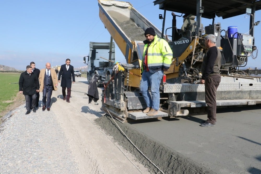 Manisa’da kışa rağmen yol yapım çalışmalarına devam ediyor 