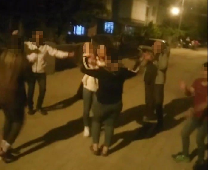 Manisa’da kısıtlama günü sokakta davul çalıp oynadılar 