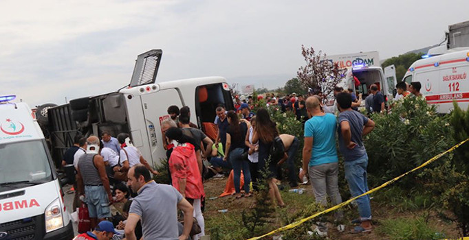 Manisa'da korkunç kaza: 1 ölü, 24 yaralı