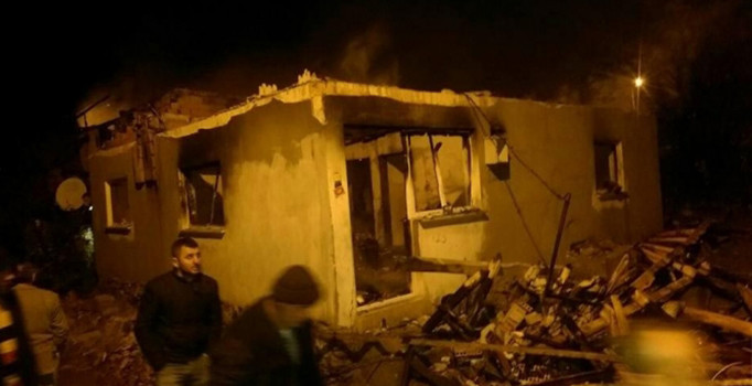 Manisa'da korkutan yangın: İki ev kül oldu