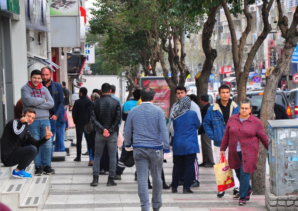 Manisa’da korona virüse rağmen sokaklar doldu 