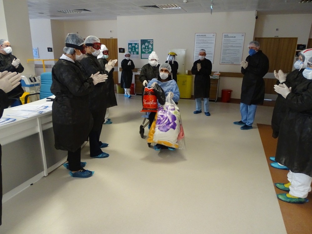 Manisa’da korona virüsten iyileşen 5 hasta alkışlarla taburcu edildi 