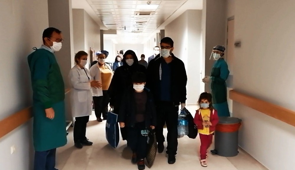 Manisa’da koronayı yenen Özcan ailesi alkışlarla taburcu oldu 