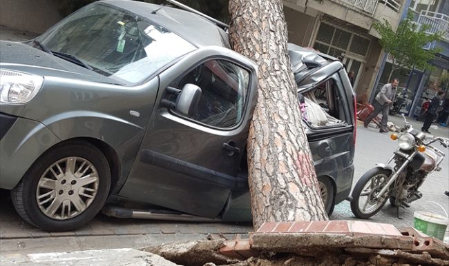 Manisa’da kuvvetli lodos