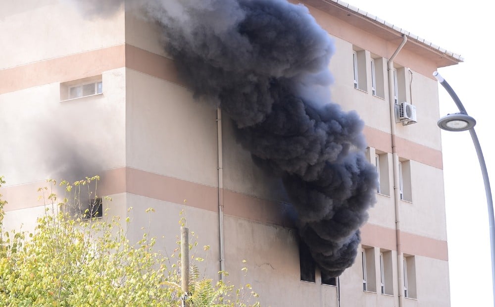 Manisa’da lise binasında çıkan yangın korkuya neden oldu 