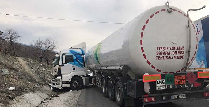 Manisa'da LPG tankeri bariyerlere çarptı