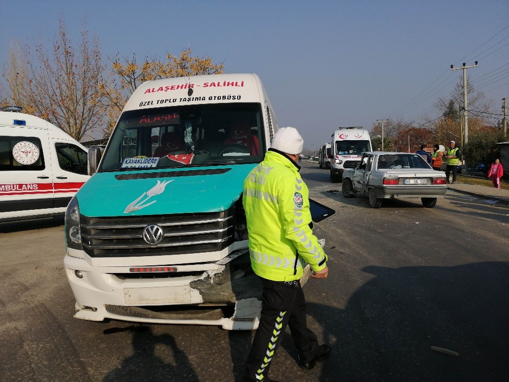 Manisa’da minibüs ile otomobil çarpıştı: 4 yaralı 