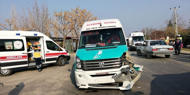 Manisa'da minibüs ile otomobil çarpıştı: Yaralılar var