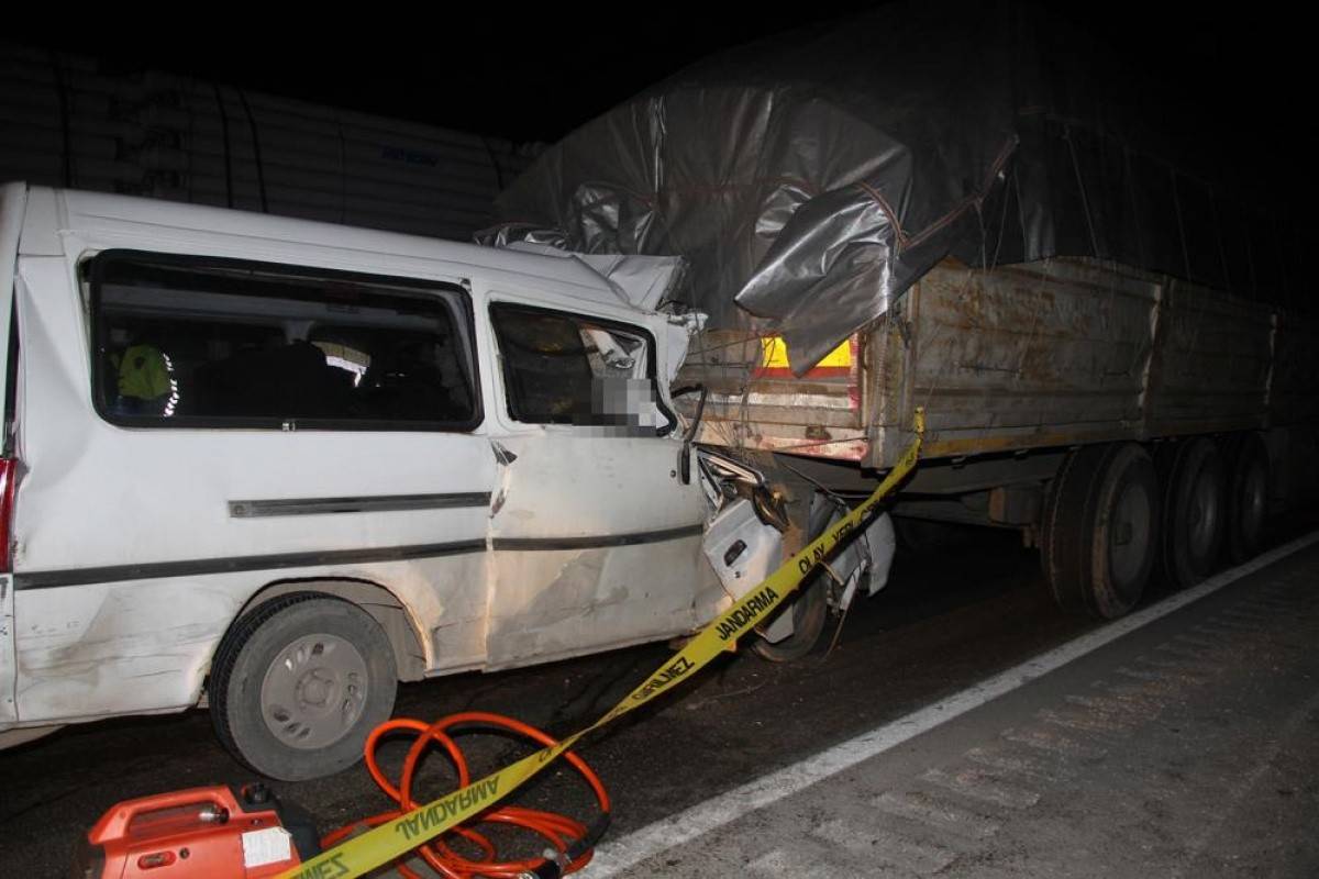 Manisa'da minibüs tıra arkadan çarptı: 2 ölü!