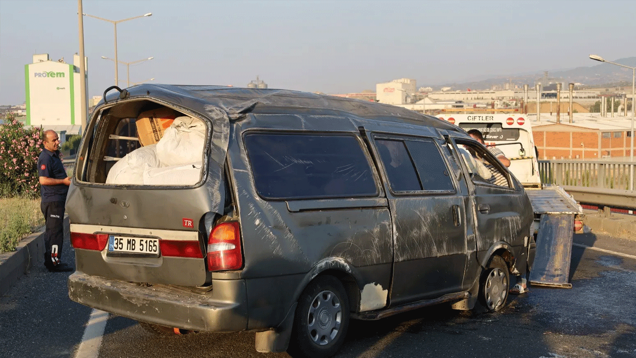 Manisa'da minibüse çarpan otomobil devrildi: 3 yaralı!
