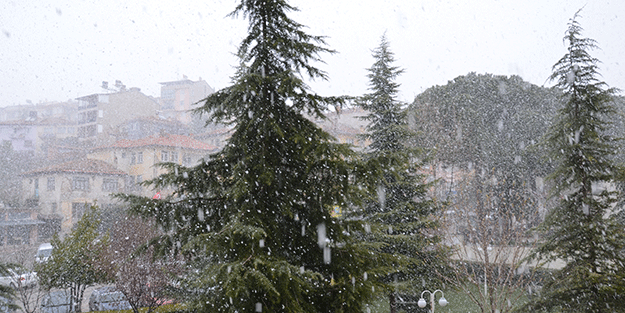 Manisa'da Nisan ayında kar yağışı başladı!