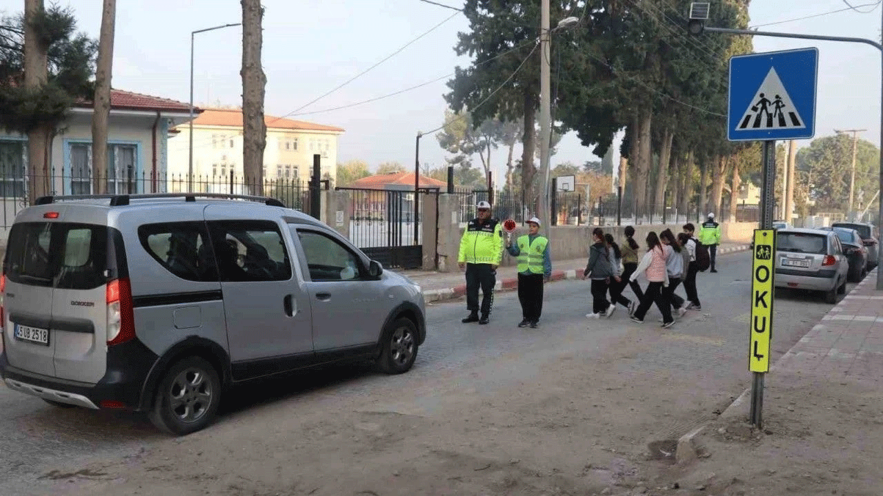 Manisa’da okul önlerinde dikkat çeken anlar! Jandarmanın yaya geçitlerindeki adımı merak uyandırdı!