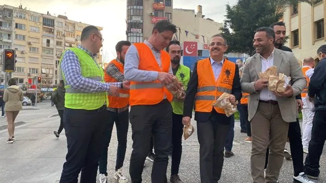 Manisa'da örnek hareket! AK Partili gençlerden iftara yetişemeyenlere ikram