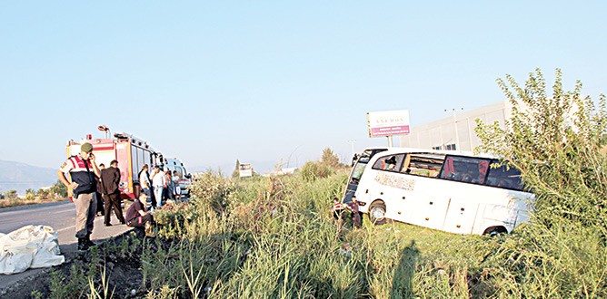 Manisa’da otobüs kazası: 52 yaralı