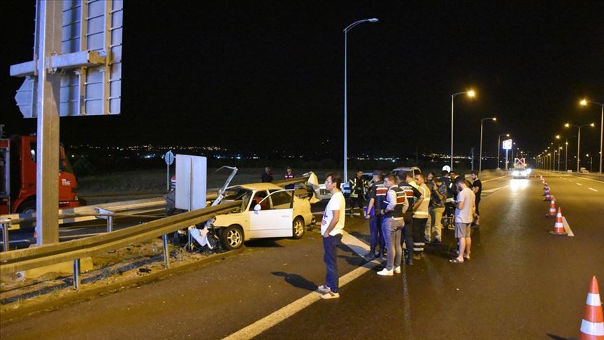 Manisa'da otomobil bariyerlere çarptı: 3 ölü, 2 yaralı