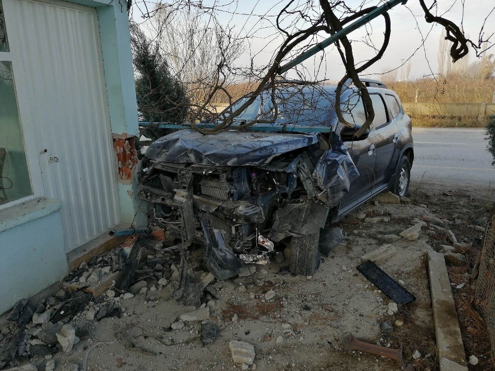 Manisa’da otomobil bekçi kulübesine çarptı: 3 yaralı 