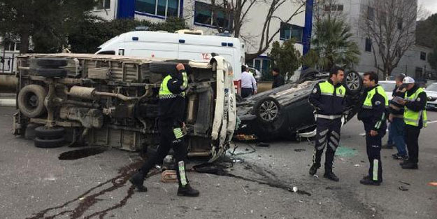 Manisa'da otomobil ile kamyonet çarpıştı: 3 yaralı