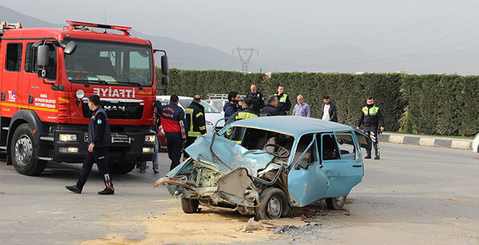 Manisa'da otomobil ile minibüs çarpıştı: 1 ölü, 2 yaralı