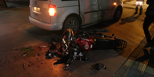 Manisa'da otomobil motosiklete çarptı