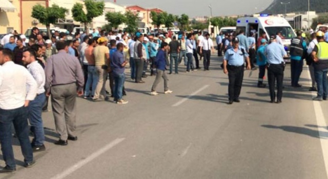 Manisa'da otomobil refüjdeki işçilere çarptı: 3 ölü
