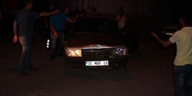 Manisa'da otomobil yayalara çarptı: 4 yaralı