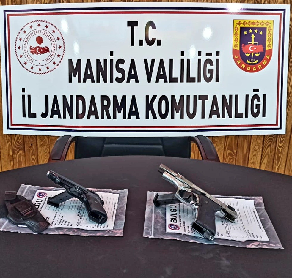 Manisa’da otomobilden ruhsatsız silah çıktı 