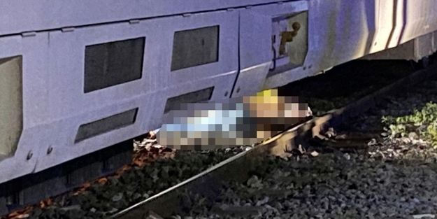 Manisa'da raylardan yolun karşısına geçmek isterken tren çarptı