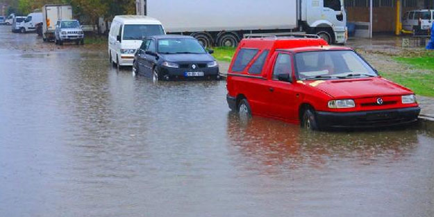 Manisa'da sağanak yağış, sokakları göle çevirdi