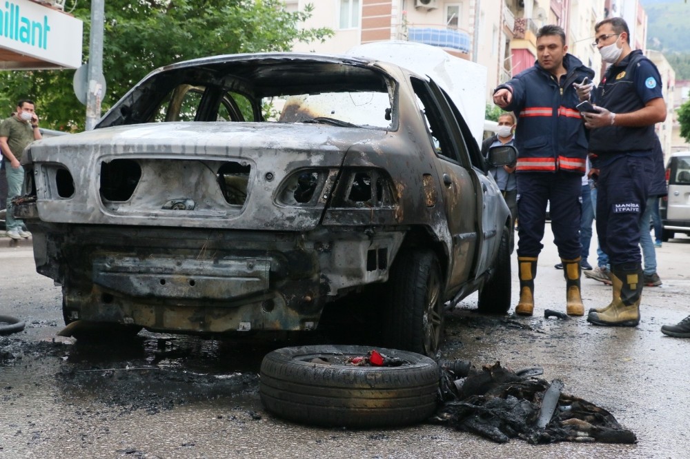Manisa’da seyir halindeki araç alev aldı 