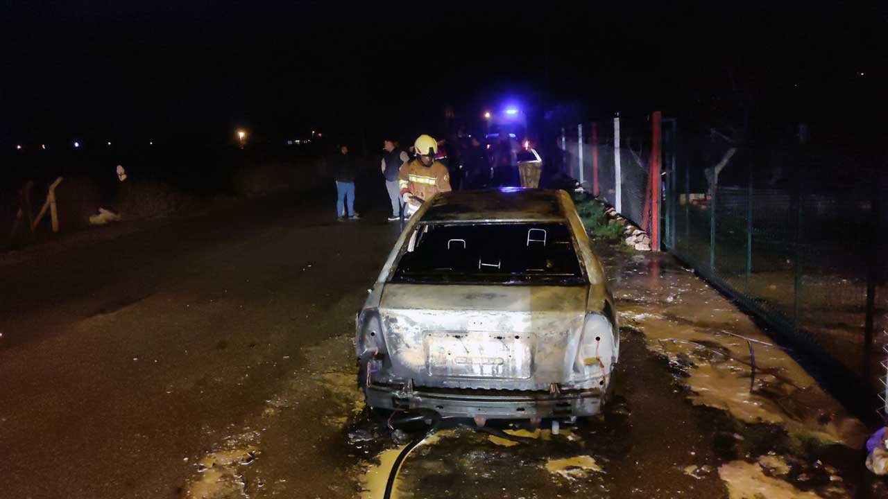Manisa’da seyir halindeki otomobil alev alev yandı