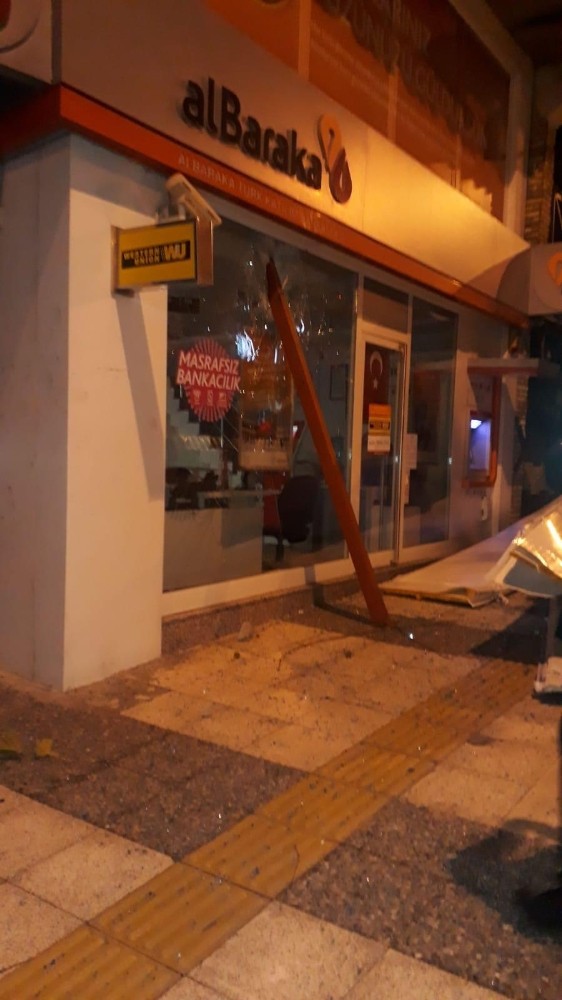 Manisa’da şiddetli fırtına çatıları uçurdu 