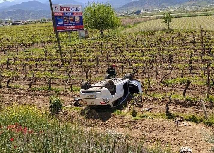 Manisa’da takla atan araç üzüm bağına uçtu: 3 yaralı 