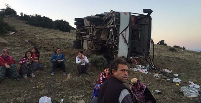 Manisa'da tarım işçilerini taşıyan servis devrildi: 26 kişi yaralı