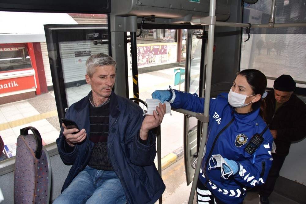 Manisa’da toplu taşımada vatandaşlara maske desteği 