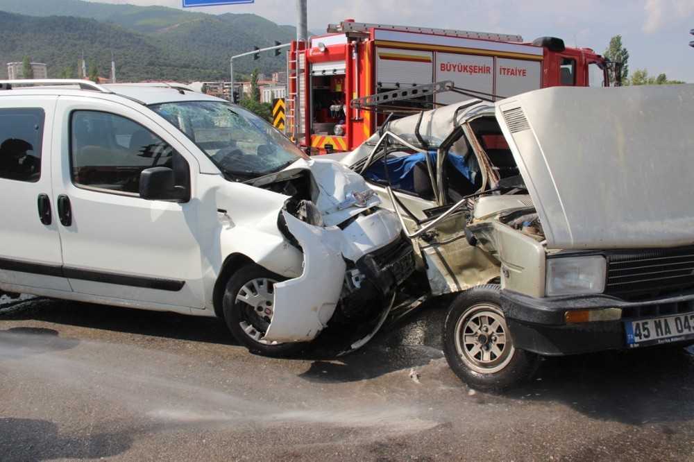 Manisa’da trafik kazası: 3 ağır yaralı 