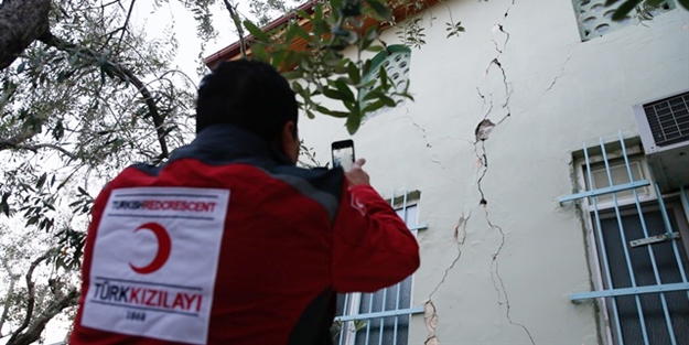 Manisa'da vatandaşlar için 18 adet çadır kuruldu