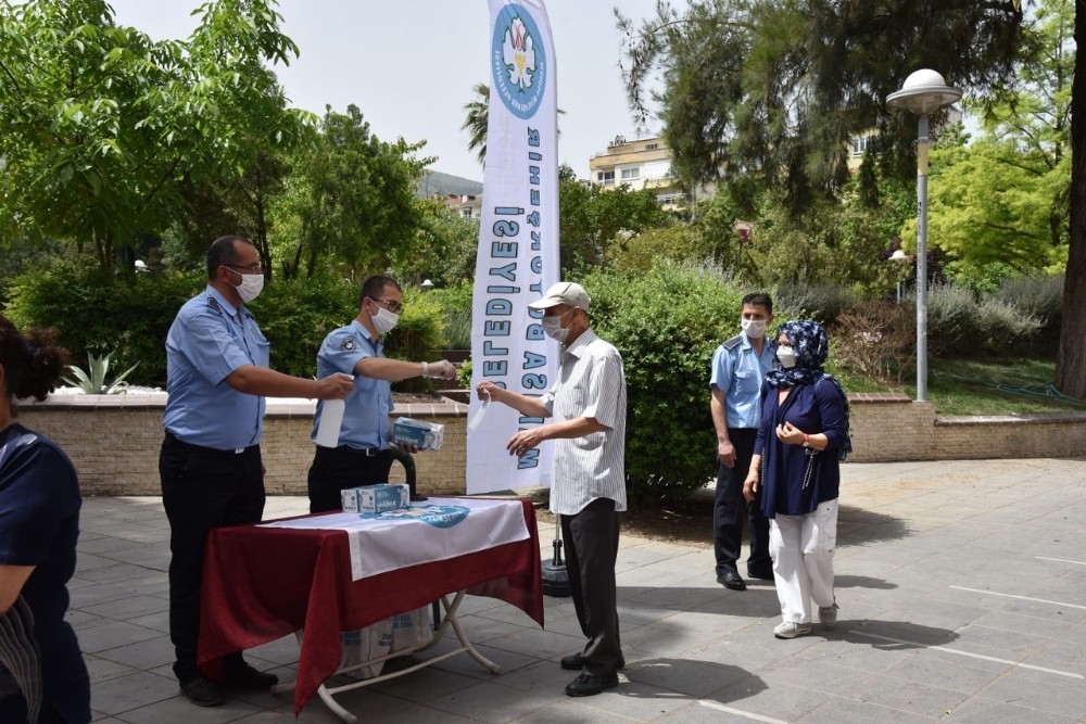 Manisa’da yaşlılar için 40 bin adet hijyenik maske dağıtıldı 