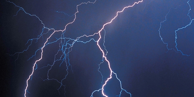 Manisa'da yıldırım düştü! 1 ağır yaralı