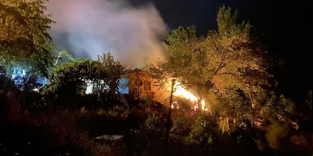 Manisa'da yıldırım düştüğü evde yangın çıktı