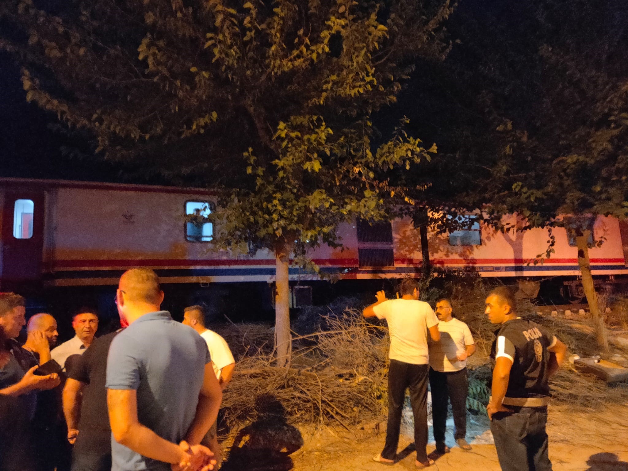 Manisa'da yolcu treni 2 kişiye çarptı