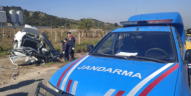 Yoldan çıkan otomobil menfeze çarptı! Otomobil paramparça oldu