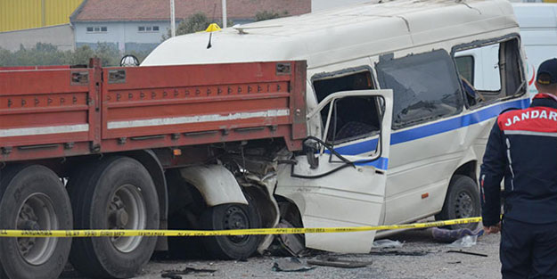 Manisa'da zincirleme trafik kazası: Ölü ve yaralılar var