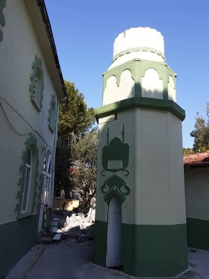 Manisa’daki depremde ağır hasar gören yapıların yıkımı devam ediyor 