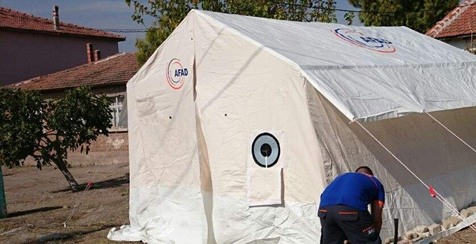 Manisa'daki depremde evleri zarar gören vatandaşlar için çadır kuruldu