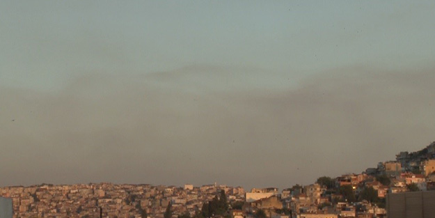 Manisa'daki orman yangınından yükselen dumanlar İzmir'den görülüyor!