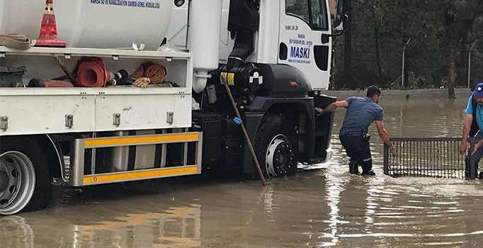 Manisa’daki sağanak yağmurda bazı cadde ve sokaklar dereye döndü