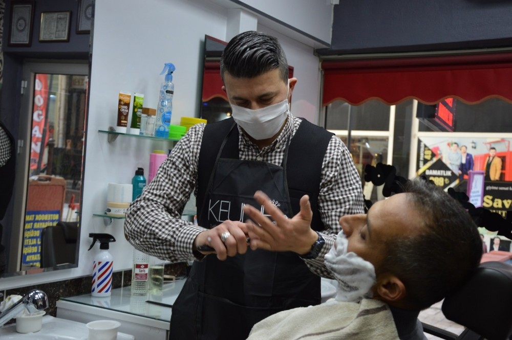 Manisalı berberler ’11 Mayıs’ hazırlıklarını tamamladı 
