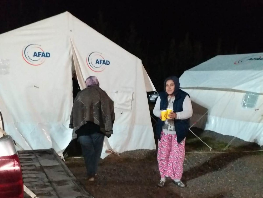 Manisalı depremzedelere sıcak çorba dağıtımı devam ediyor 