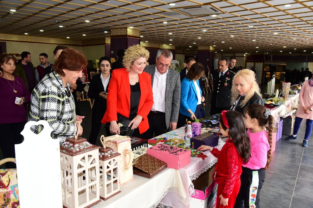 Manisalı kadınların el emekleri sergilendi 